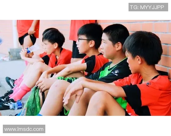 土伦杯精彩对决英格兰青年队迎战中国队展现足球新风采 土伦杯精彩对决英格兰青年队迎战中国队展现足球新风采