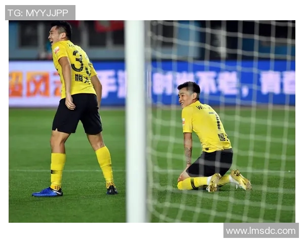 河南建业迎战恒大淘宝争夺中超联赛关键三分的激烈对决