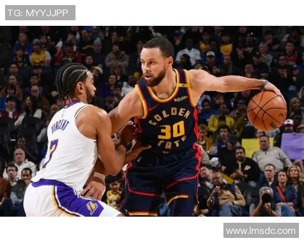 勇士与湖人激战四月十三日NBA季后赛精彩对决引发球迷热议 勇士与湖人激战四月十三日NBA季后赛精彩对决引发球迷热议